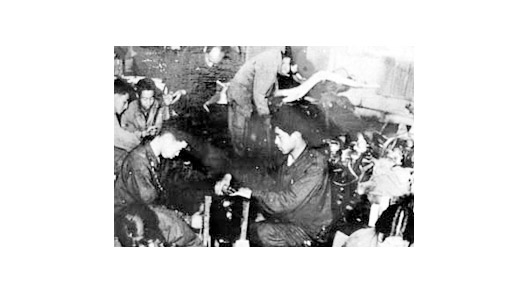 建校初期汽車(chē)系學(xué)生在工廠(chǎng)進(jìn)行生產(chǎn)實(shí)習(xí)   