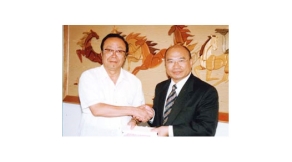 原院長哈忠義與香港明愛成人高等教育代表團(tuán)團(tuán)長楊鳴章互贈禮品